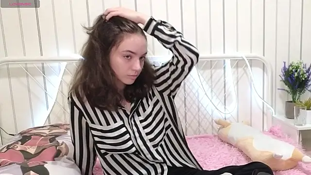 Snapshot of TarahCayne chatting on 10.12.25 TarahCayne online show from 10.12.25