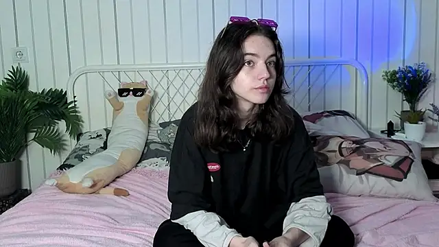 Snapshot of TarahCayne chatting on 10.13.25 TarahCayne online show from 10.13.25