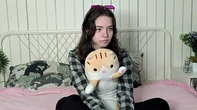 Snapshot of TarahCayne chatting on 10.14.25 TarahCayne online show from 10.14.25