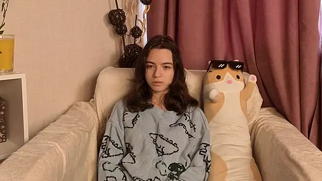 Snapshot of TarahCayne chatting on 10.23.25 TarahCayne online show from 10.23.25