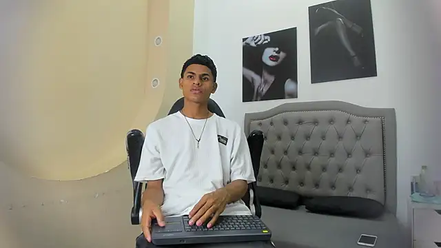 Snapshot of paull_cassidy chatting on 11.30.25 paull cassidy online show from 11.30.25