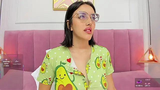 Snapshot of venusgreys1_ chatting on 10.17.25 venusgreys1  online show from 10.17.25