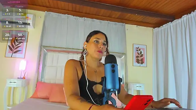 Snapshot of LourenPeter chatting on 10.06.25 LourenPeter online show from 10.06.25