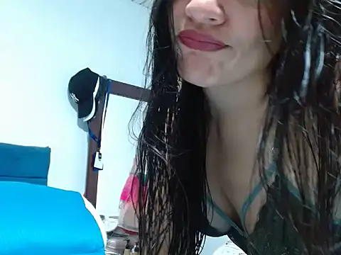 Snapshot of Maira_Diaz chatting on 10.22.25 Maira Diaz online show from 10.22.25