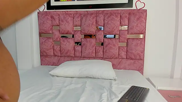 Snapshot of abella_lov chatting on 10.16.25 abella lov online show from 10.16.25