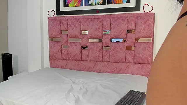 Snapshot of abella_lov chatting on 10.20.25 abella lov online show from 10.20.25