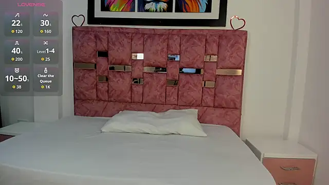 Snapshot of abella_lov chatting on 10.28.25 abella lov online show from 10.28.25