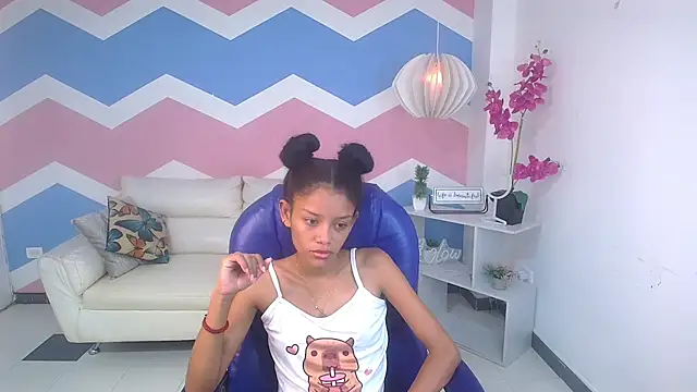 Snapshot of adisson_petite1 chatting on 10.07.25 adisson petite1 online show from 10.07.25