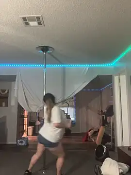 Snapshot of BuzzBunni69 chatting on 10.11.25 BuzzBunni69 online show from 10.11.25