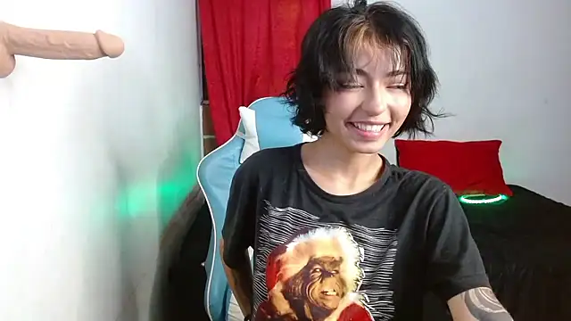 Snapshot of kiyusweetcrazy chatting on 10.22.25 kiyusweetcrazy online show from 10.22.25