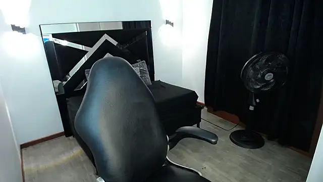 Snapshot of MarianaRojas_ chatting on 06.15.26 MarianaRojas online show from 06.15.26
