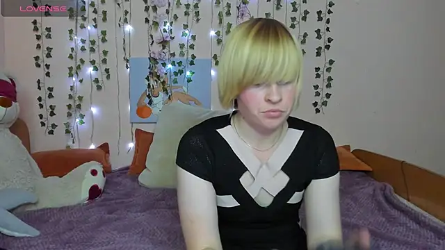 Snapshot of Cattie_w_ chatting on 10.22.25 Cattie w  online show from 10.22.25