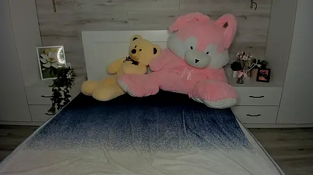 Snapshot of LoraBlaze chatting on 10.15.25 LoraBlaze online show from 10.15.25