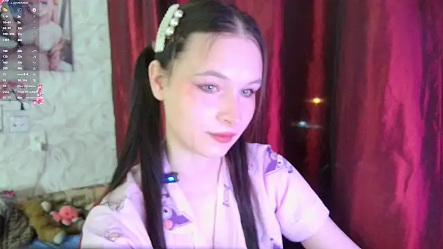 Snapshot of LolaVibe chatting on 11.13.25 LolaVibe online show from 11.13.25