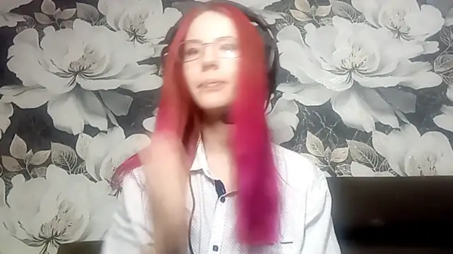 Snapshot of LiaCusson chatting on 10.13.25 LiaCusson online show from 10.13.25