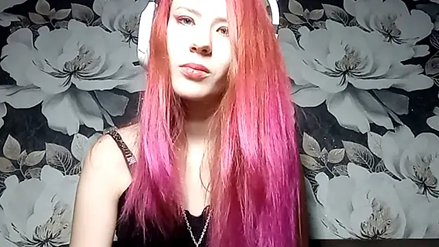 Snapshot of LiaCusson chatting on 10.28.25 LiaCusson online show from 10.28.25