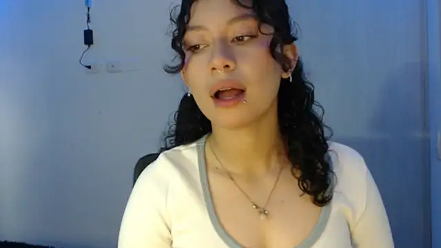 Snapshot of Ivonnybonn chatting on 10.24.25 Ivonnybonn online show from 10.24.25
