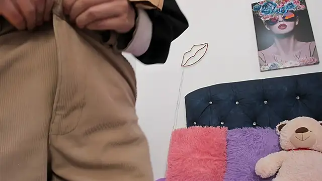 Snapshot of Kyvella_Myric chatting on 10.30.25 Kyvella Myric online show from 10.30.25