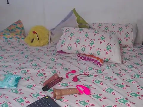 Snapshot of scarlett2310 chatting on 10.08.25 scarlett2310 online show from 10.08.25