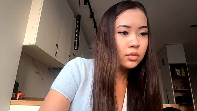 Snapshot of Ur_neighbor_Kira chatting on 10.25.25 Ur neighbor Kira online show from 10.25.25