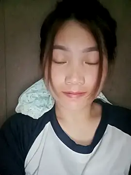 Snapshot of min-xinh chatting on 10.04.25 min-xinh online show from 10.04.25