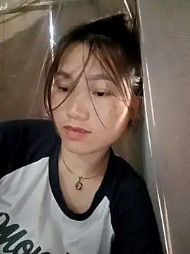 Snapshot of min-xinh chatting on 10.16.25 min-xinh online show from 10.16.25