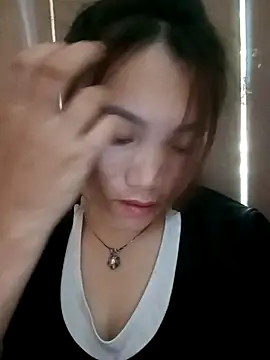 Snapshot of min-xinh chatting on 10.18.25 min-xinh online show from 10.18.25
