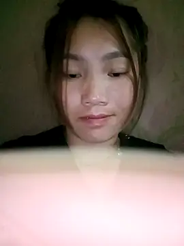 Snapshot of min-xinh chatting on 10.19.25 min-xinh online show from 10.19.25