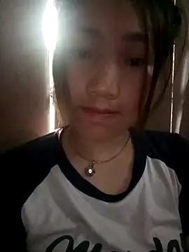 Snapshot of min-xinh chatting on 10.21.25 min-xinh online show from 10.21.25
