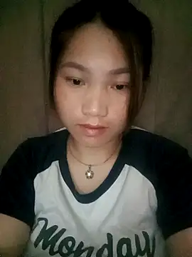 Snapshot of min-xinh chatting on 10.21.25 min-xinh online show from 10.21.25