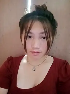 Snapshot of min-xinh chatting on 10.23.25 min-xinh online show from 10.23.25