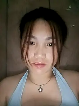Snapshot of min-xinh chatting on 10.23.25 min-xinh online show from 10.23.25