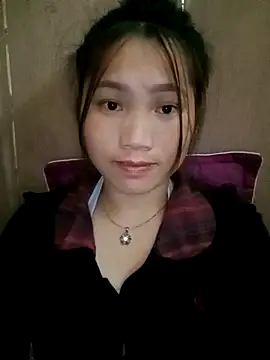 Snapshot of min-xinh chatting on 10.24.25 min-xinh online show from 10.24.25
