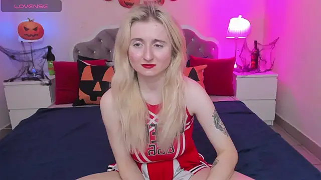 Snapshot of CamillaDreamer chatting on 10.19.25 CamillaDreamer online show from 10.19.25