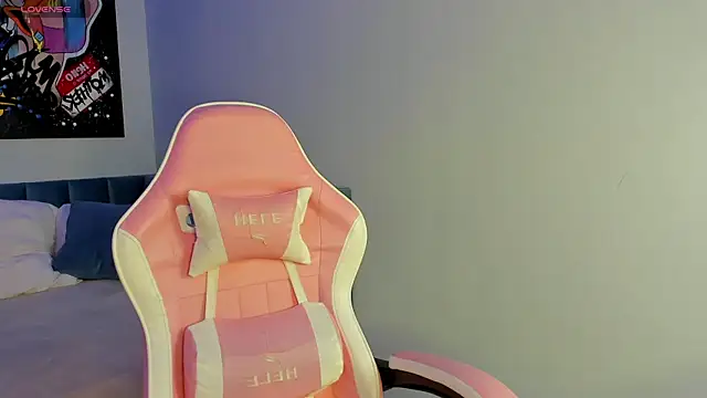 Snapshot of KarinaBroks chatting on 10.14.25 KarinaBroks online show from 10.14.25