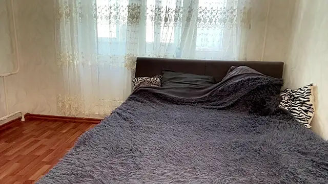 Snapshot of LindyEckland chatting on 04.01.26 LindyEckland online show from 04.01.26