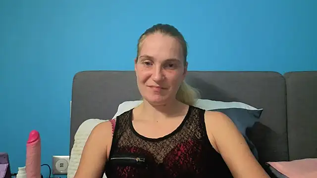 Snapshot of linterditehot chatting on 10.21.25 linterditehot online show from 10.21.25