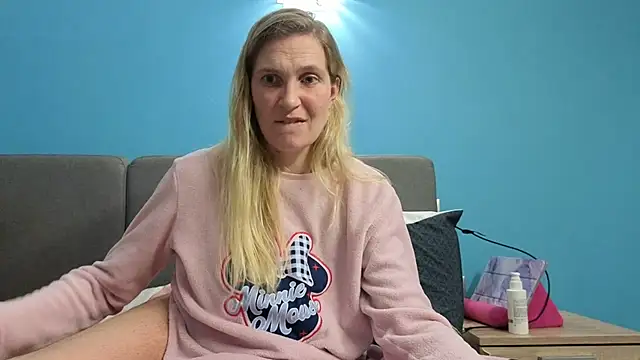 Snapshot of linterditehot chatting on 10.30.25 linterditehot online show from 10.30.25