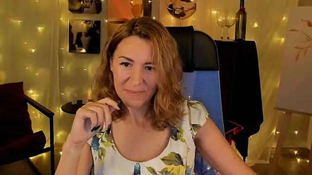 Snapshot of DonnaSmitth chatting on 10.13.25 DonnaSmitth online show from 10.13.25