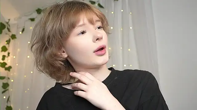 Snapshot of misska__ chatting on 10.14.25 misska   online show from 10.14.25