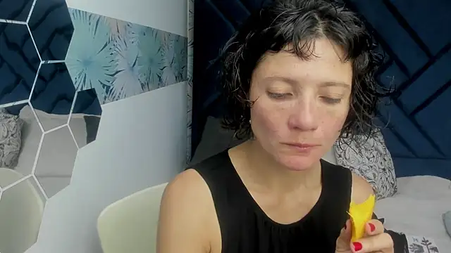 Snapshot of Valery_More__ chatting on 10.04.25 Valery More   online show from 10.04.25