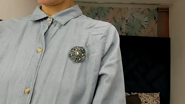 Snapshot of Valery_More__ chatting on 10.21.25 Valery More   online show from 10.21.25