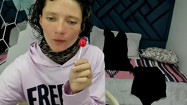Snapshot of Valery_More__ chatting on 10.25.25 Valery More   online show from 10.25.25
