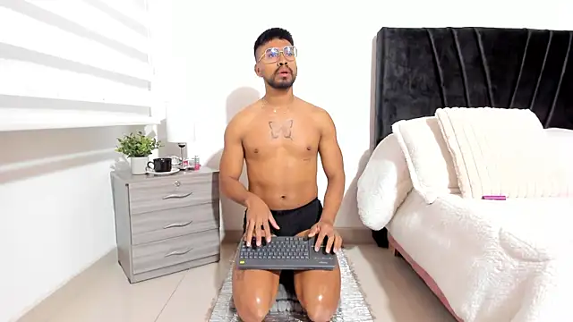 Snapshot of Taylormaccurdy_ chatting on 10.18.25 Taylormaccurdy  online show from 10.18.25