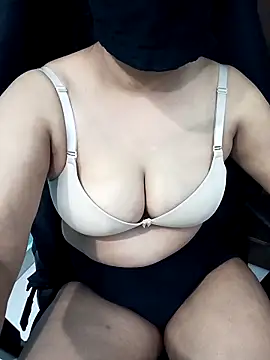 Snapshot of nakedqueen4u chatting on 10.10.25 nakedqueen4u online show from 10.10.25