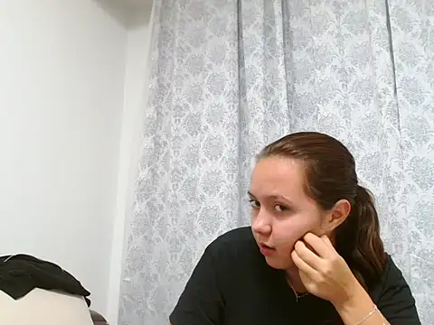 Snapshot of CamillaHessel chatting on 10.03.25 CamillaHessel online show from 10.03.25