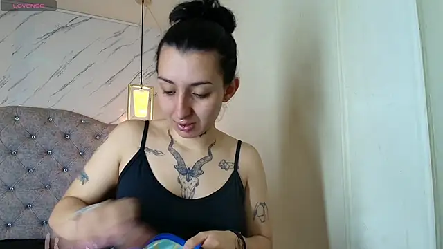Snapshot of Iris__77 chatting on 10.10.25 Iris  77 online show from 10.10.25