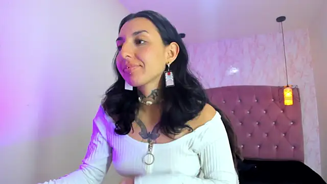 Snapshot of Iris__77 chatting on 10.24.25 Iris  77 online show from 10.24.25
