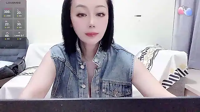 Snapshot of Smile-- chatting on 10.18.25 Smile-- online show from 10.18.25