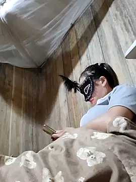 Snapshot of Tuyet_xx chatting on 10.04.25 Tuyet xx online show from 10.04.25